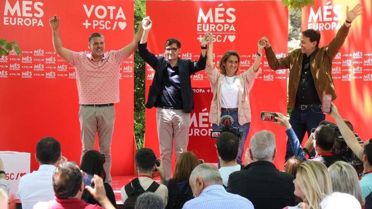 La vicepresidenta del govern espanyol, i candidata del PSOE a les eleccions europees, Teresa Ribera, amb el primer secretari del PSC, Salvador Illa, i el candidat del PSC a les europees Javi López  | Albert Hernàndez