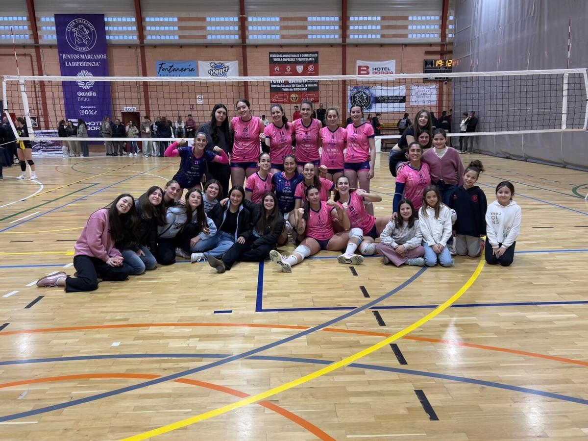 El CV Gandia celebra con su afición su triunfo en el derbi saforense ante el CV Real de Gandia