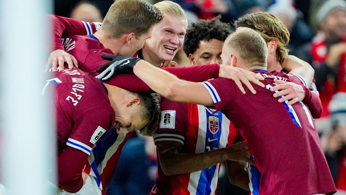 Los jugadores noruegos celebran uno de los tantos contra Estonia.