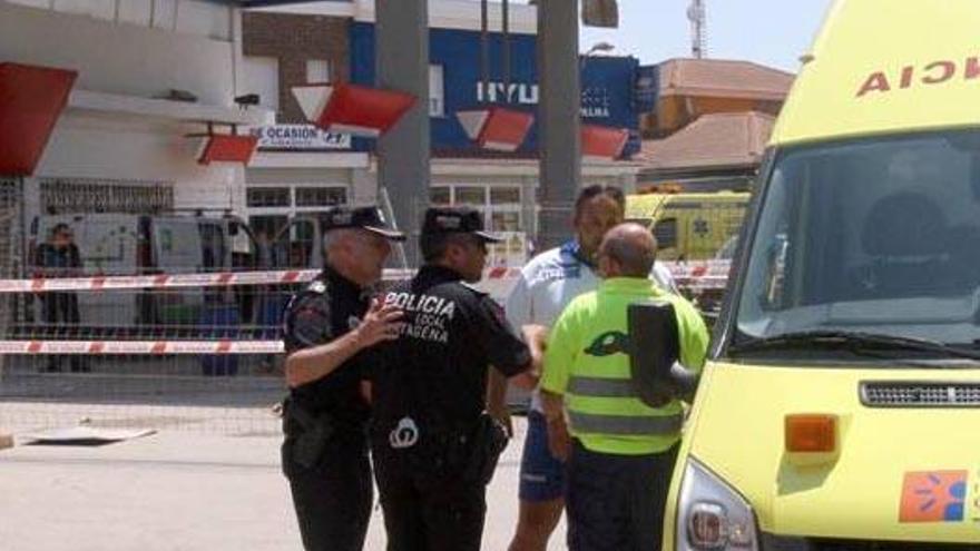 Varios policías, ayer en la gasolinera.