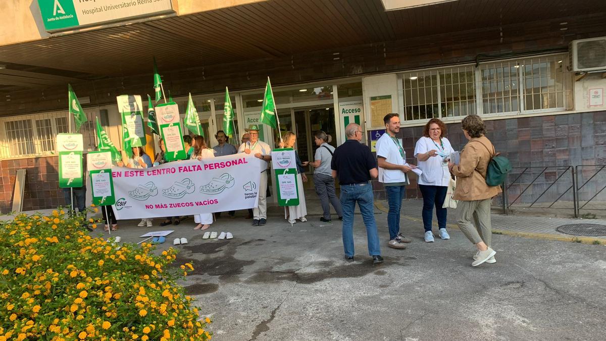 Imagen de archivo de una concentración en un centro sanitario, dentro de la campaña 'No más zuecos vacíos'..