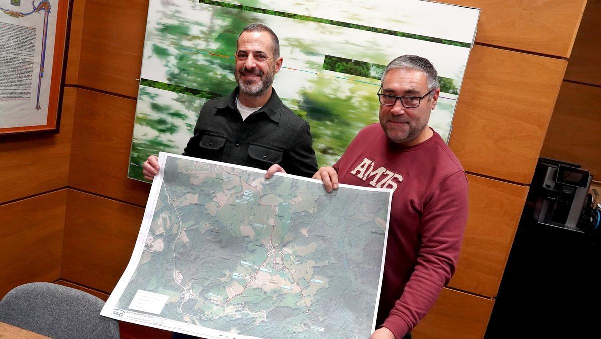 Ángel García y Pergentino Martínez, con los planos de la obra