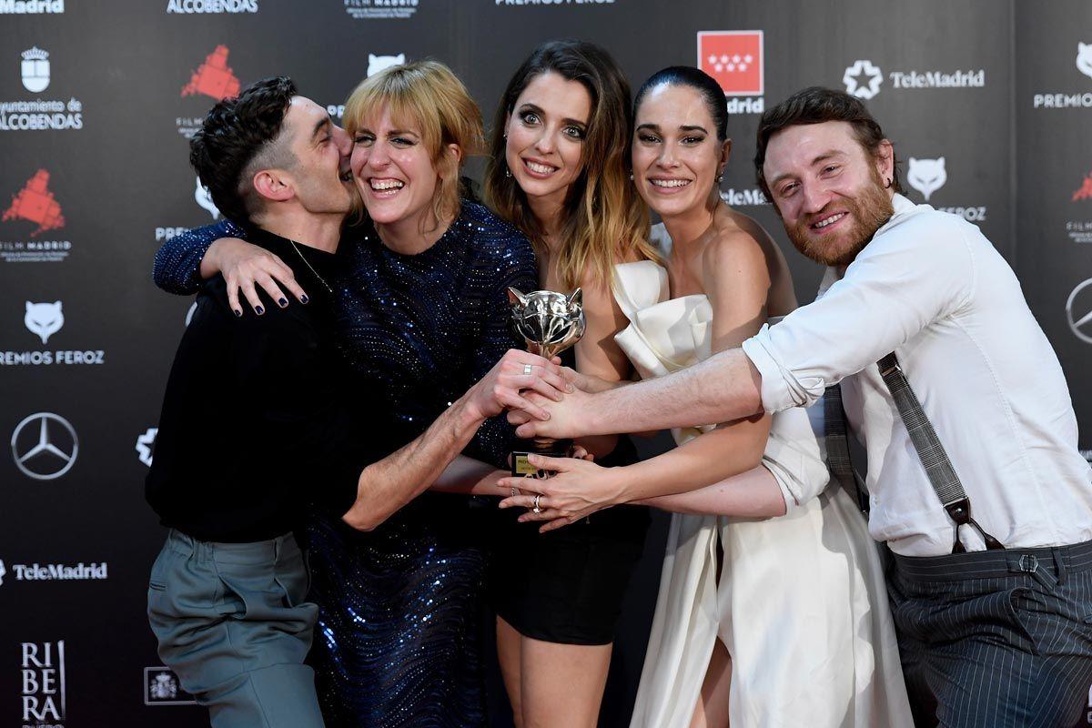 El reparto de 'Vida perfecta', liderado por Leticia Dolera, posa con el Premio Feroz 2020 a Mejor Serie de Comedia