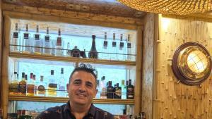 Alfonso Gómez Monedero, inventor del tardeo, pone una caña en uno de sus locales