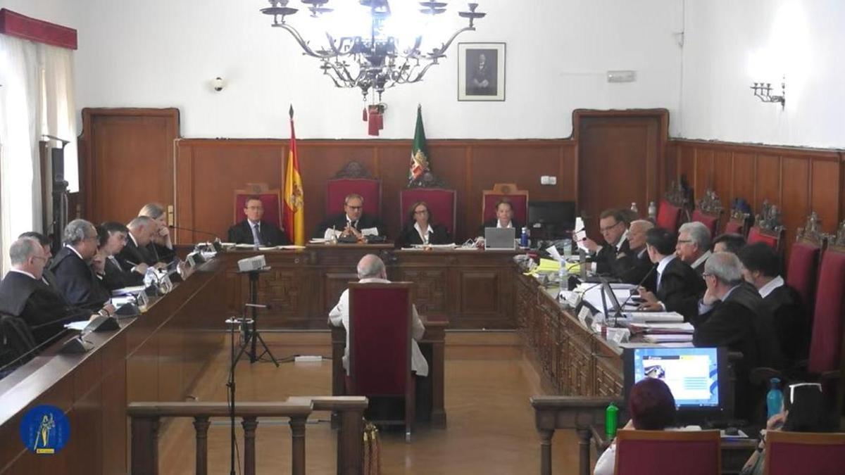 Vídeo | Enrique Pedrero, secretario general de la Diputación de Badajoz: "El procedimiento fue intachable"