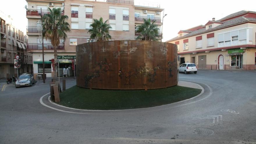 Transformadores eléctricos sin soterrar en la Plaza de los Oficios, en el barrio de La Viña.