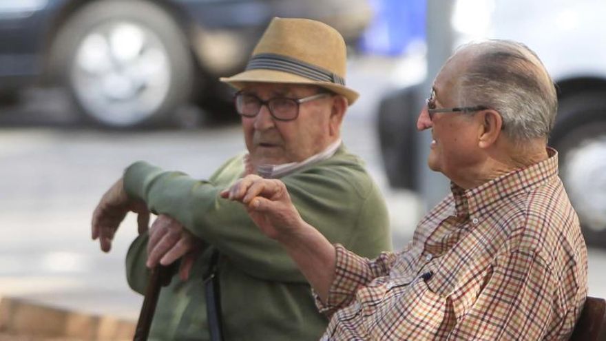 Dos personas mayores conversando.