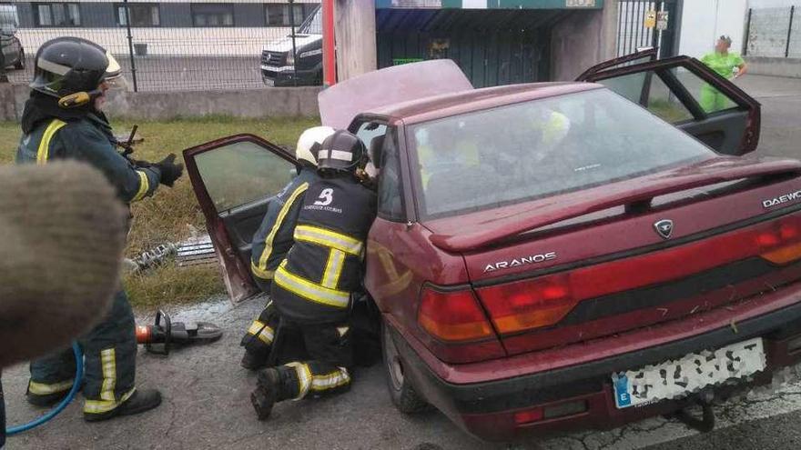 Los bomberos trabajan en la excarcelación de la mujer, en Balbona.