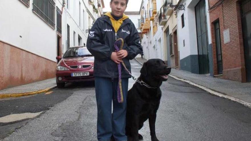 Complicidad. Pedro juega con su perro Fénix en la calle.