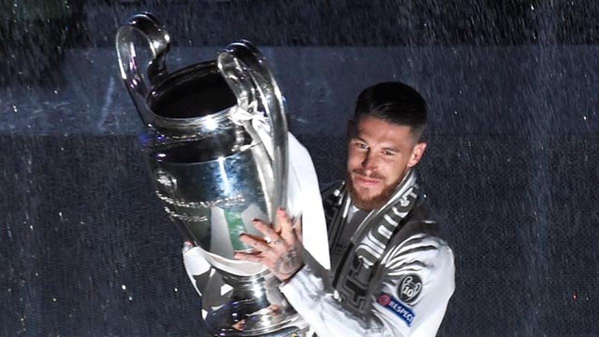 Sergio Ramos enseña la undécima en la fiesta del Bernabéu