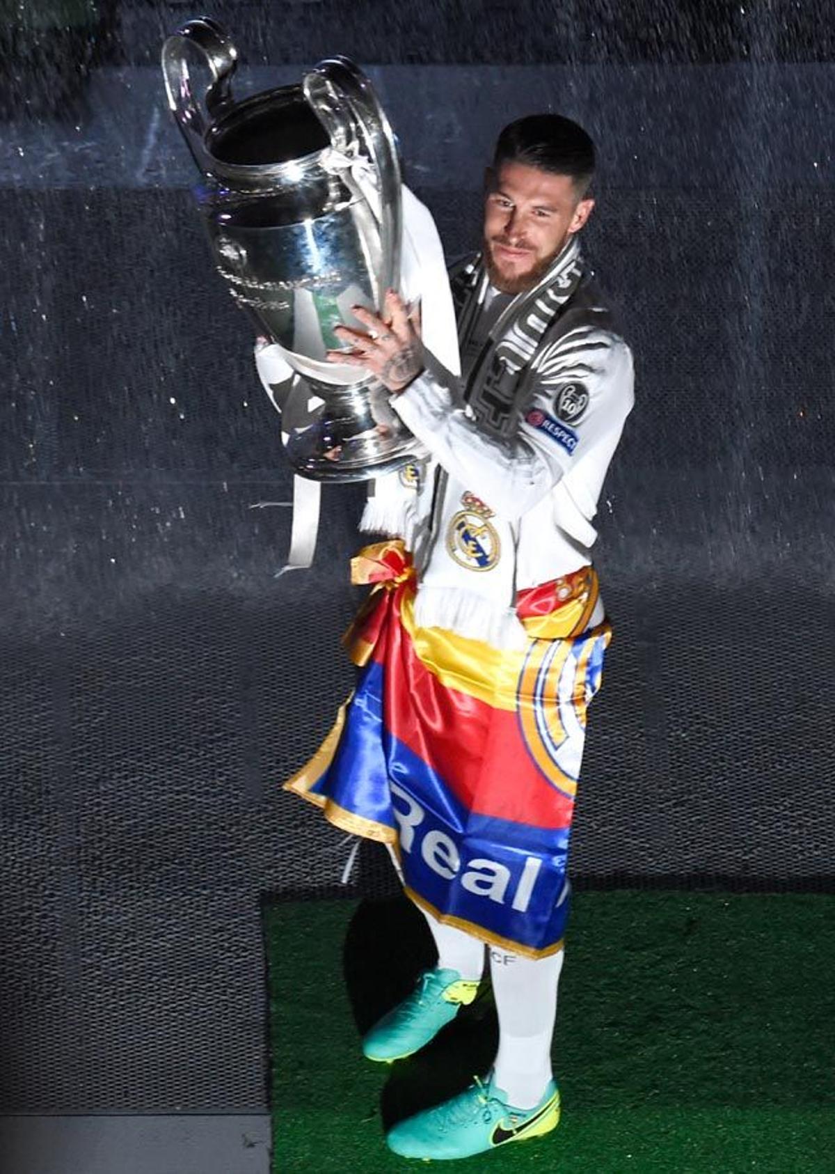 Sergio Ramos enseña la undécima en la fiesta del Bernabéu