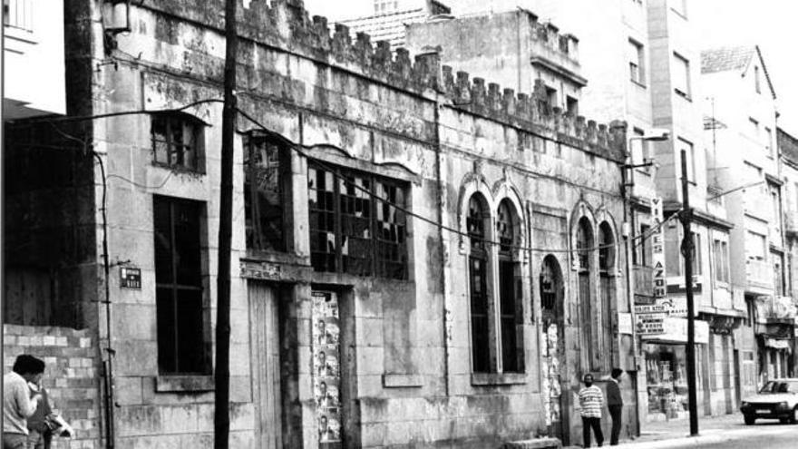 O edificio desaparecido da Casa das Luces de Cangas na avenida de Bueu.  // Arquivo