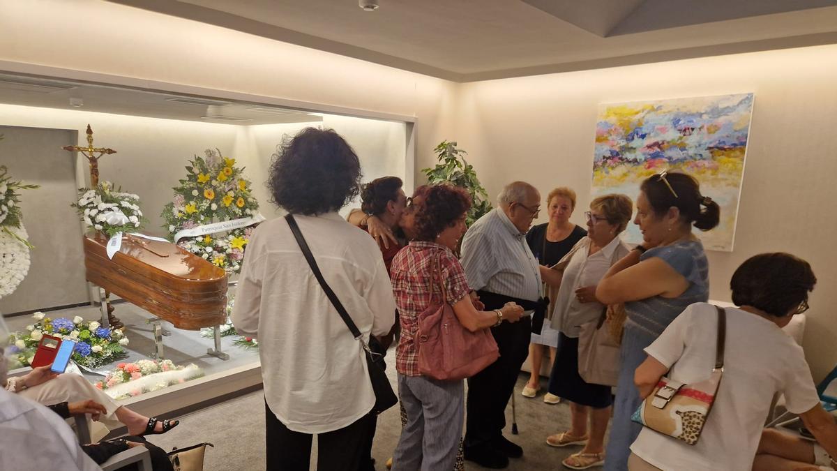 El sacerdote Jose Manuel Rodríguez Fueyo, en el centro, hablando con familiares y feligreses de San Isidoro, ayer, en la capilla ardiente. En el detalle, una imagen de archivo de José Luis Alonso Tuñón.