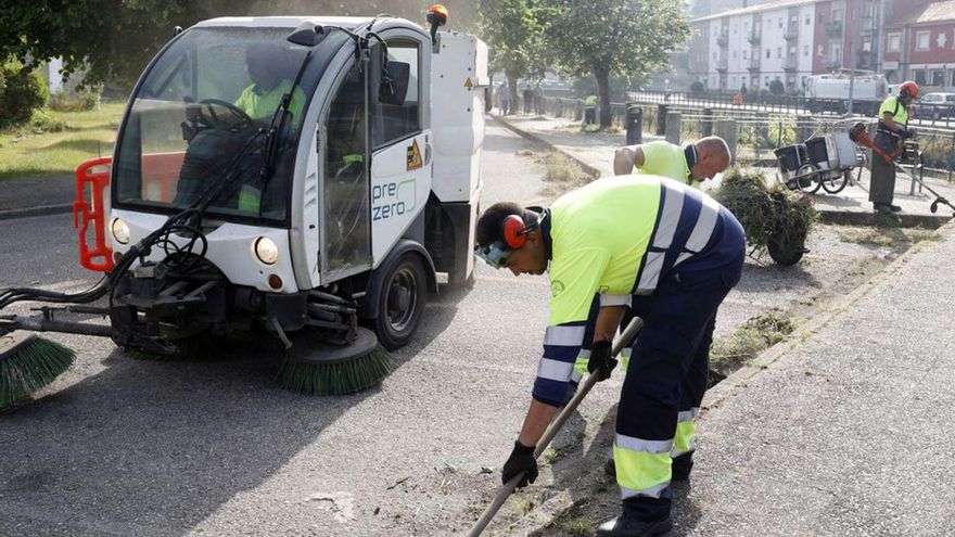 Opearios de la empresa Prezero de Pontevedra. | G. Santos