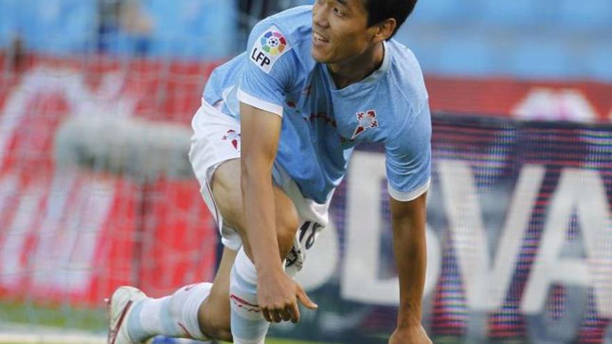 El delantero surcoreano Park, tras marcar el tanto que daba el empate al Celta, ayer, ante el Mallorca. // Ricardo Grobas