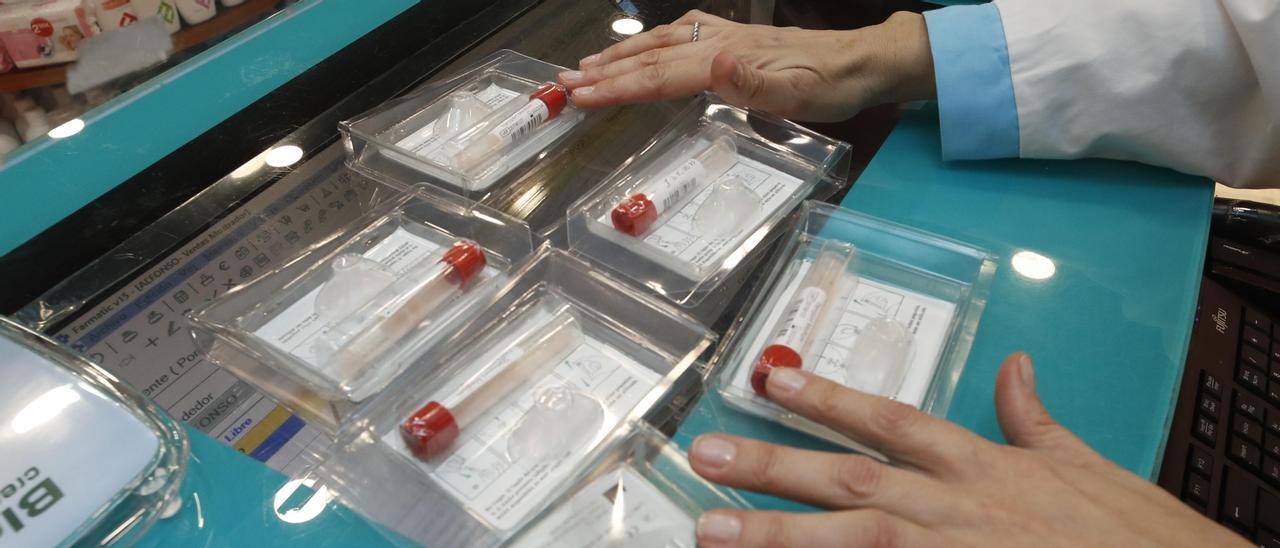 Kits de recogida de muestras de saliva para PCR repartidos por las farmacias