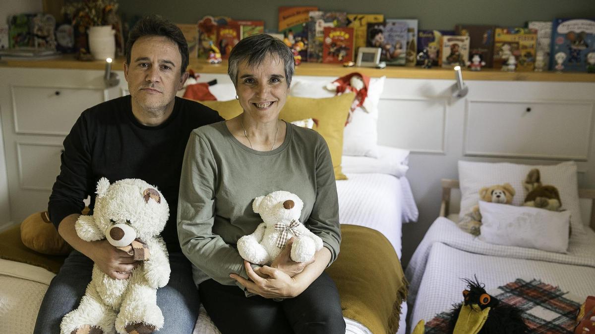 Fermin y Laura, una pareja catalana que ha acogido a un niño de tres años tutelado por la Generalitat. /