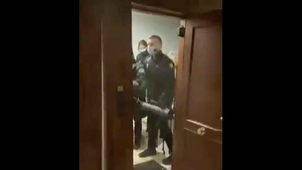 Declaran ante el juez los agentes que irrumpieron en una fiesta ilegal durante el confinamiento.