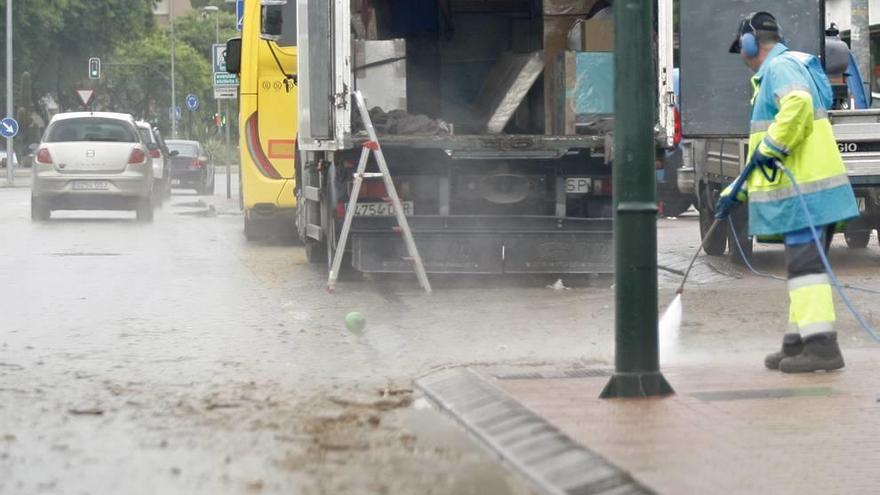 Operarios del servicio de limpieza del Ayuntamiento de Murcia.