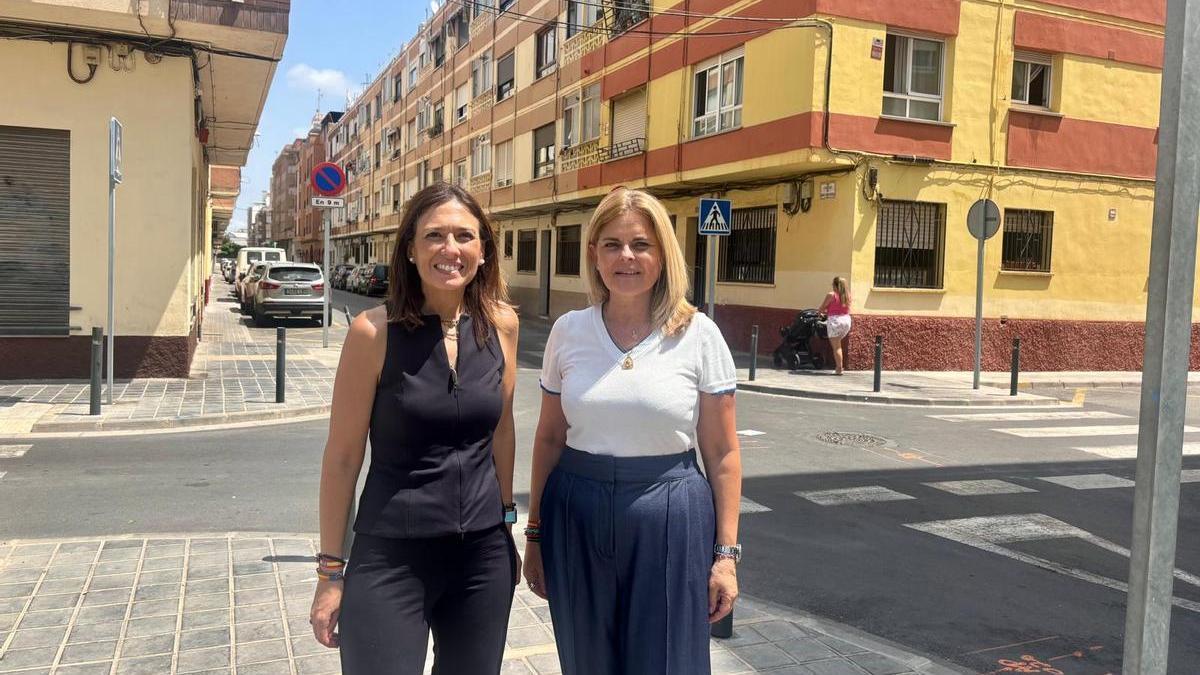 La alcaldesa y la concejala de Seguridad Ciudadana en el cruce de Botànic Calduch donde irán algunas de las cámaras.