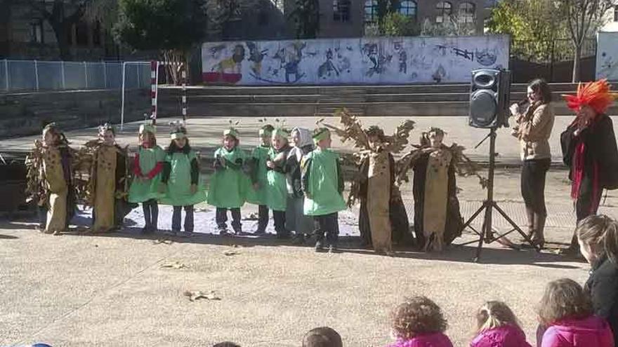 El colegio Magdalena Ulloa celebra el magosto con teatro y el reparto de castañas