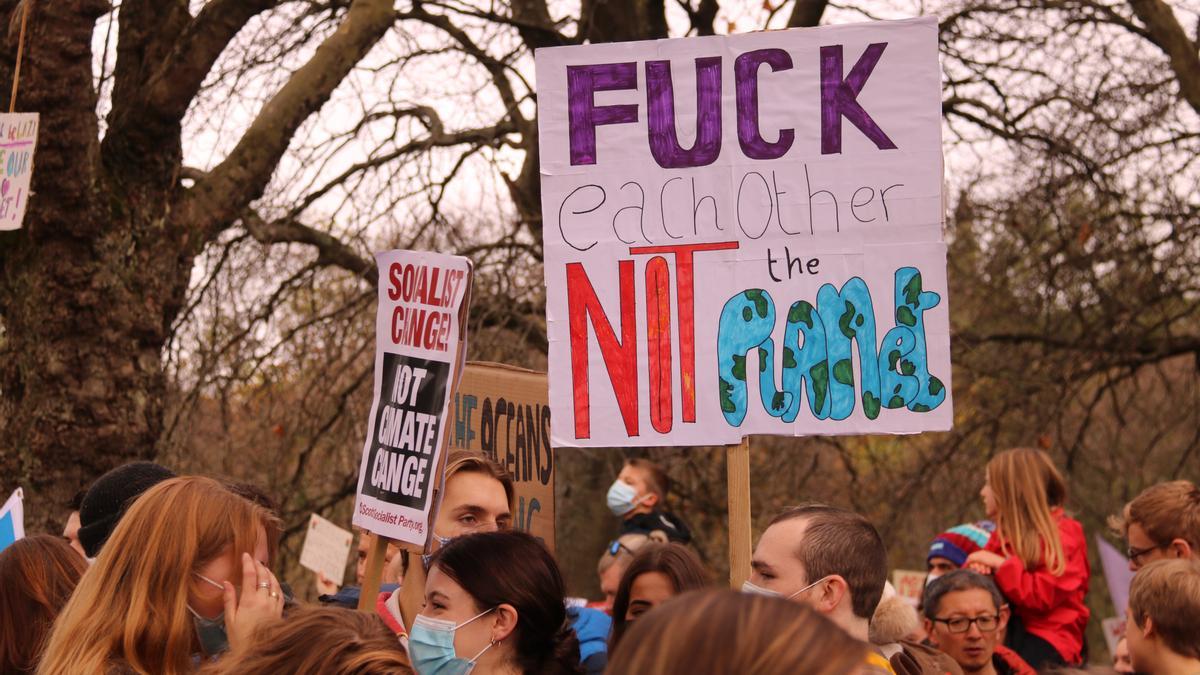 La pancarta &#039;Fuck each other, not the planet&#039; a la protesta de &#039;Friday&#039;s for Future&#039; a Glasgow amb motiu de la 26a Conferència Mundial pel Clima