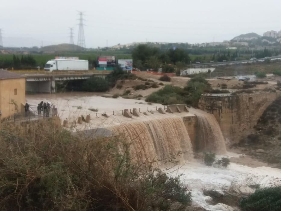 La gran cantidad de agua se debe a que el pantano de Tibi está desbordado y a la lluvia caída en Xixona y La Torre de les Maçanes