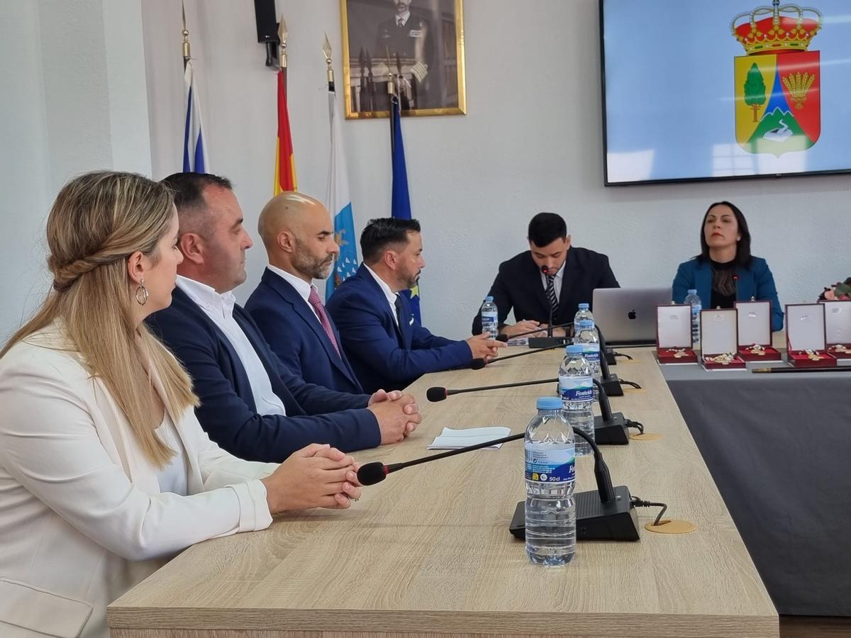 Un momento de la toma de posesión de 2023 de la alcaldesa socialista Esther Morales (derecha), bajo la mirada del portavoz de CC, Carlos Alegría (segundo por la izquierda)