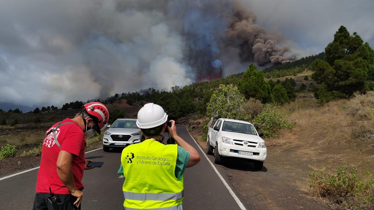 Efectivos de seguridad durante un momento de la erupción de La Palma.