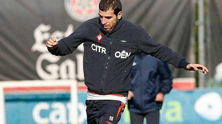 Roberto Trashorras conduce el balón durante el entrenammiento matinal de ayer en A Madroa