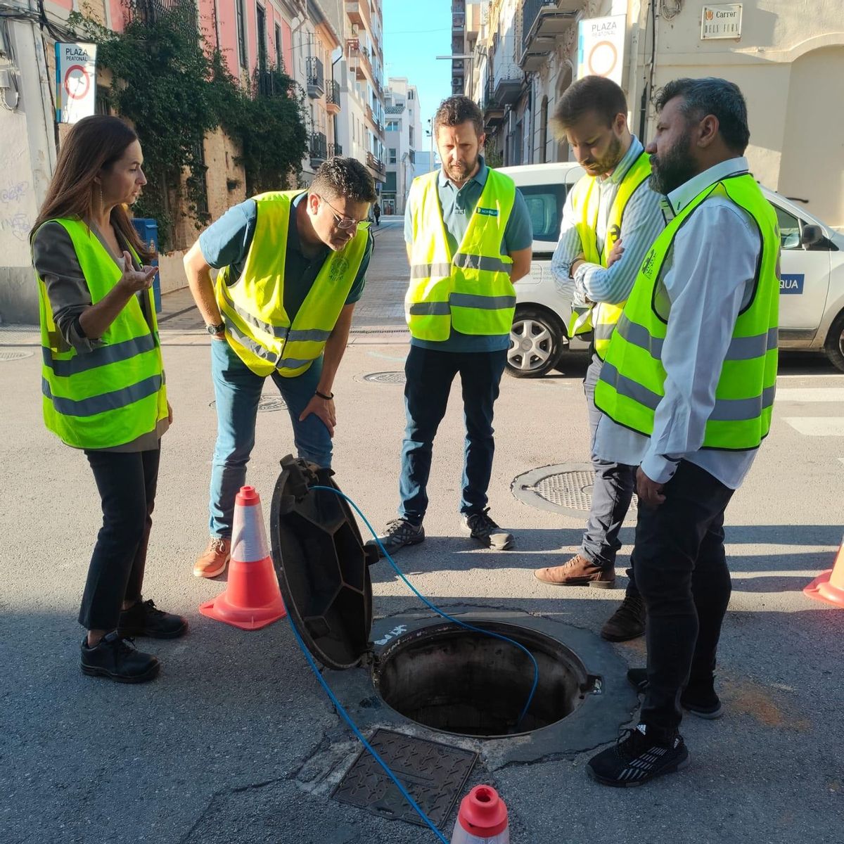 Técnicos realizan trabajos de detección de fugas en la red de suministro de Alfafar.