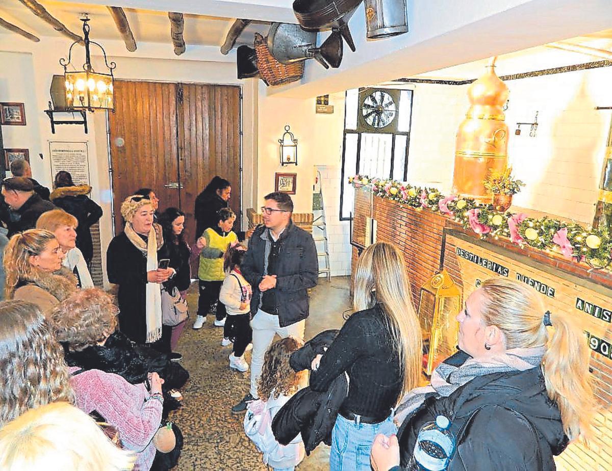Visitantes a una de las destilerías de Rute esta Navidad.