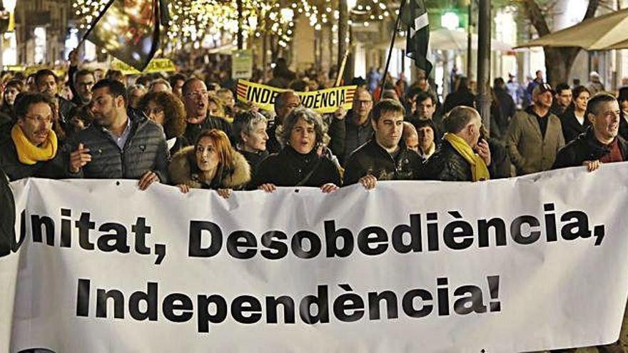 Unes 5.000 persones, segons la policia, van sortir ahir a la nit pels carrers de Girona per manifestar el desacord amb la decisió de la JEC d&#039;inhabilitar Torra i Junqueras.