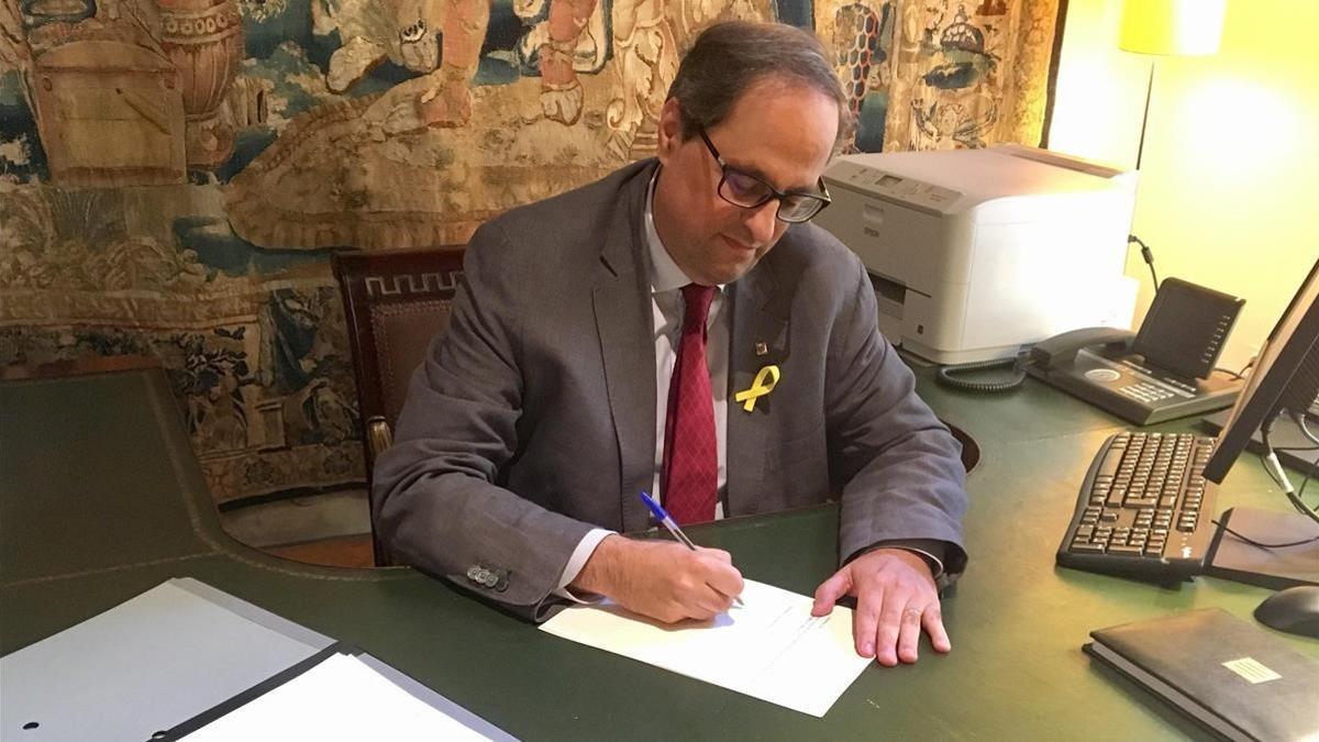 El 'president' Quim Torra firma el decreto de nombramiento del nuevo Govern.