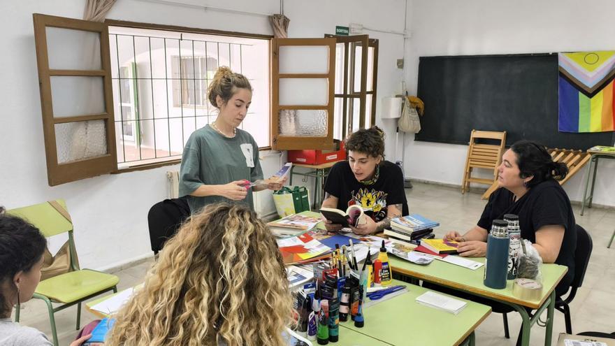 Participantes en el taller de máscaras y ‘collage’ que organizó el colectivo el viernes en Sant Ferran. | P.M.V.