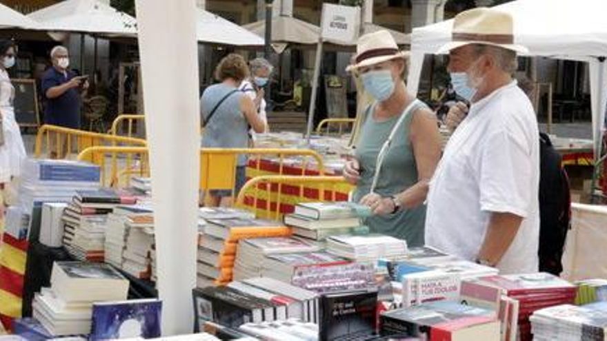 Una parella mirant llibres al Sant Jordi d&#039;estiu de Girona, el 23 de juliol del 2020