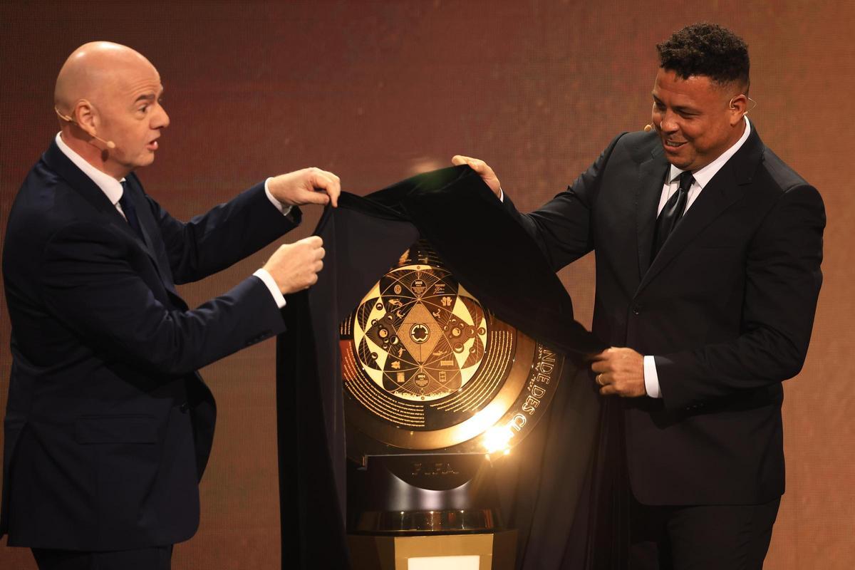 Gianni Infantino, presidente de la FIFA, y Ronaldo Nazario, descubren el trofeo del Mundial de Clubes.