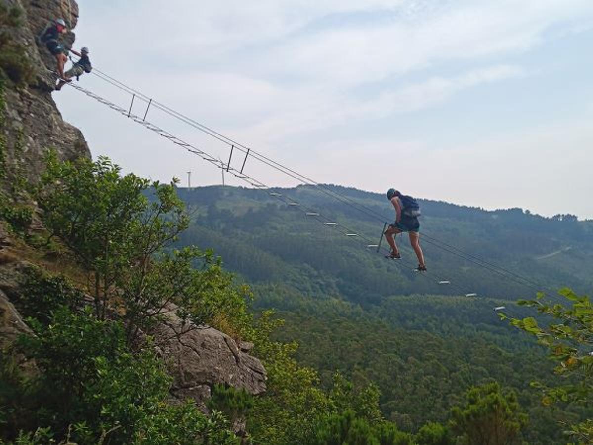 El recorrido salva grandes desniveles gracias a puentes colgantes, cables de acero y escalones clavados en la roca.