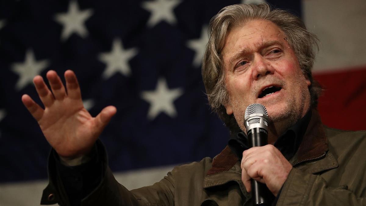 Bannon interviene antes de presentar al candidato republicano al Senado por Alabama, Roy Moore, en un evento de campaña en Fairhope, el 5 de diciembre.