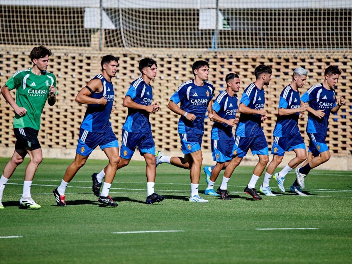 Los jugadores zaragocistas, en pleno esfuerzo este viernes.