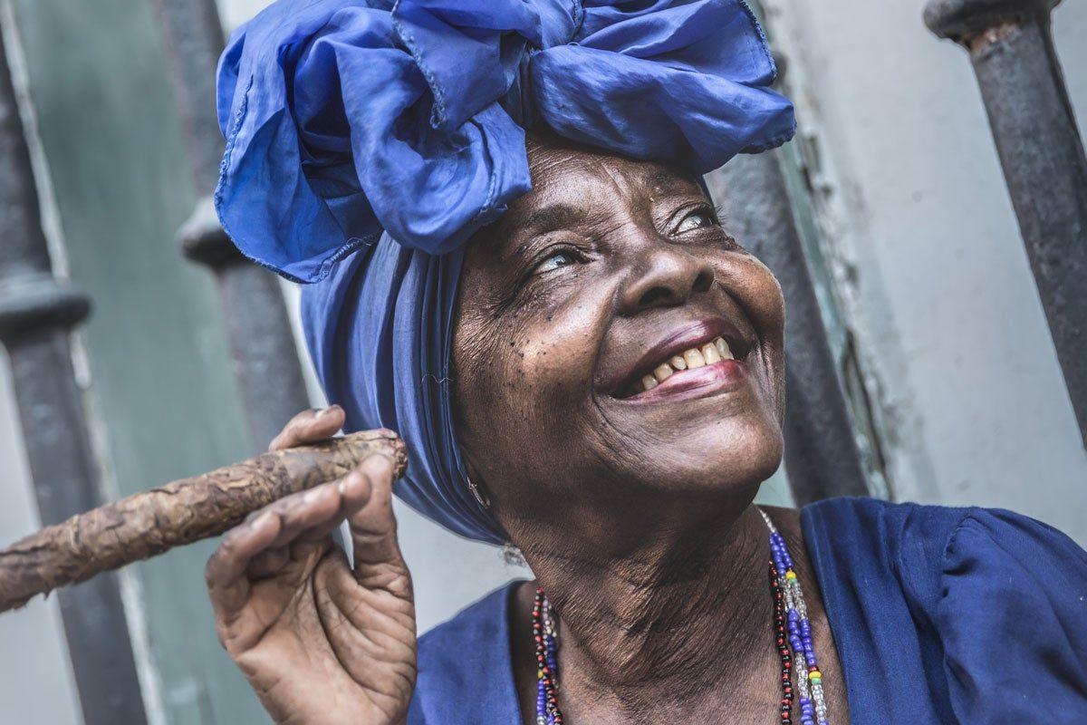 Fumándose un puro en las calles de La Habana, Cuba