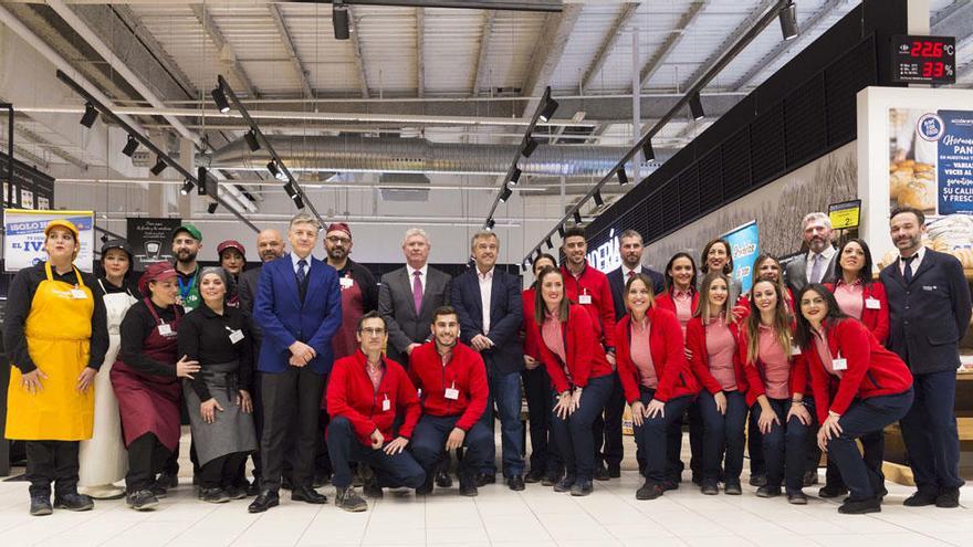 Aurelio Martín y García Urbano, con directivos y empleados del centro.