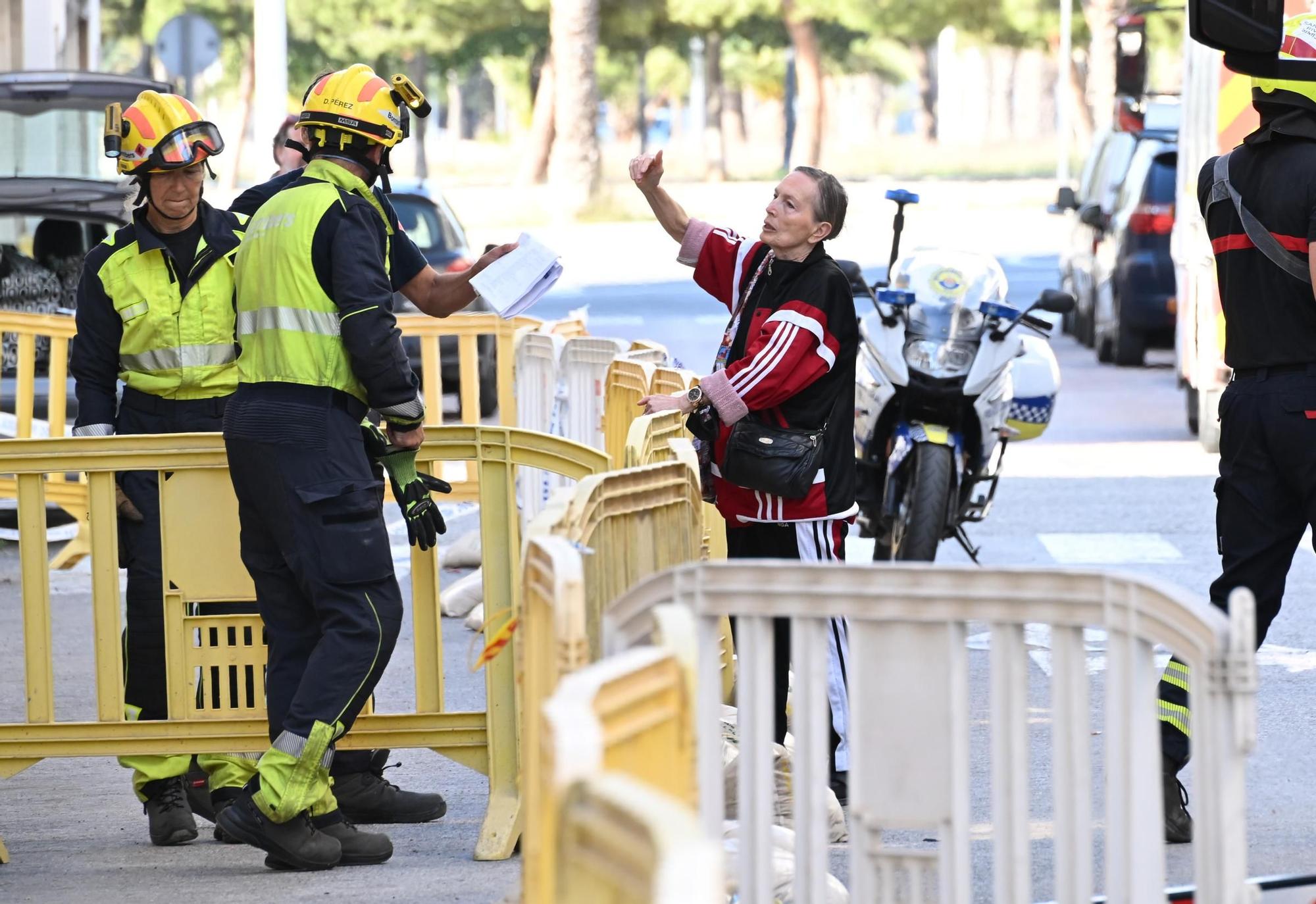 Así están sacando los bomberos las pertenencias de los vecinos desalojados de San Antón en Elche