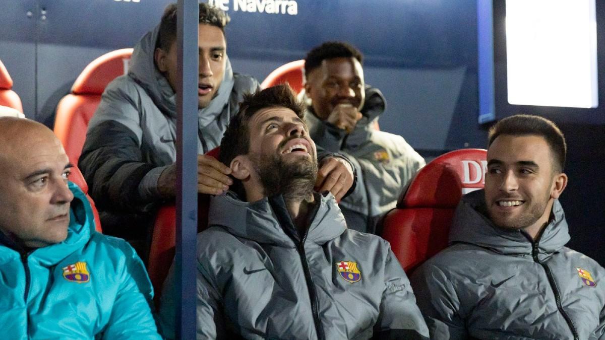 Gerard Piqué en el banquillo de El Sadar