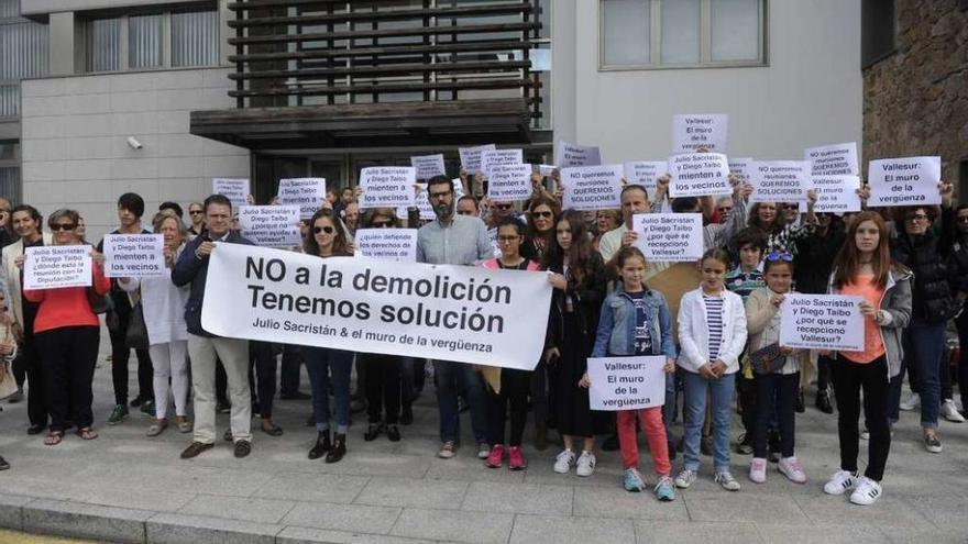 Protesta de vecinos de Vallesur ante el Concello, contra el derribo del muro, el pasado diciembre.