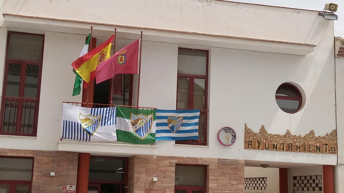 El ayuntamiento de Casabermeja, engalanado con banderas del Málaga CF.