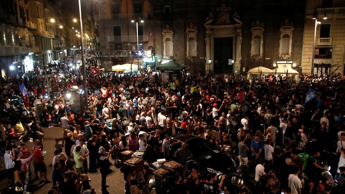 Una plaza de Nápoles, abarrotada de aficionados que celebran la victoria ante la Juve en la final de la Copa Italia, el miércoles.