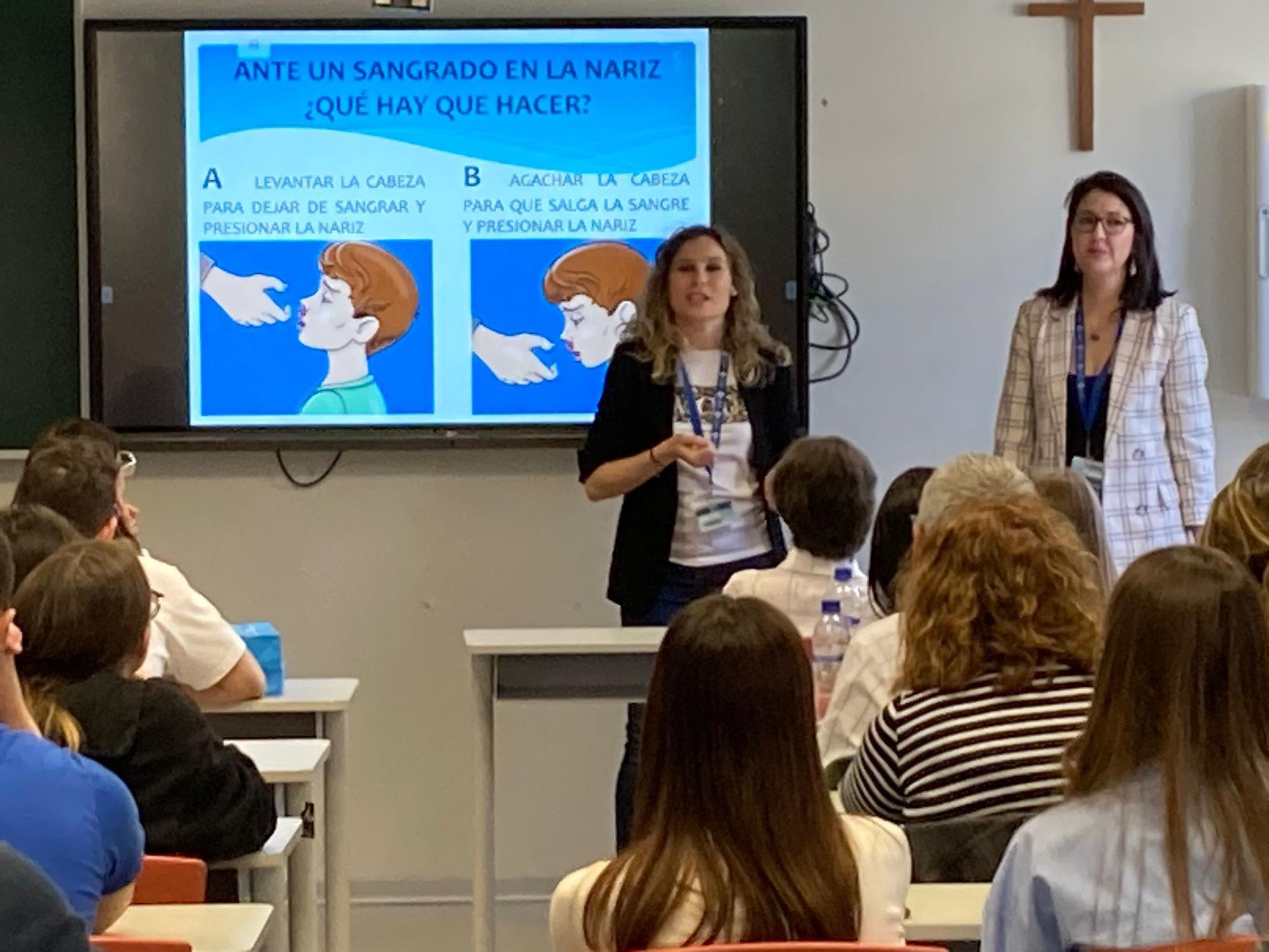 Ana Belén Riera y Vanesa Riallín, en el taller de Enfermería