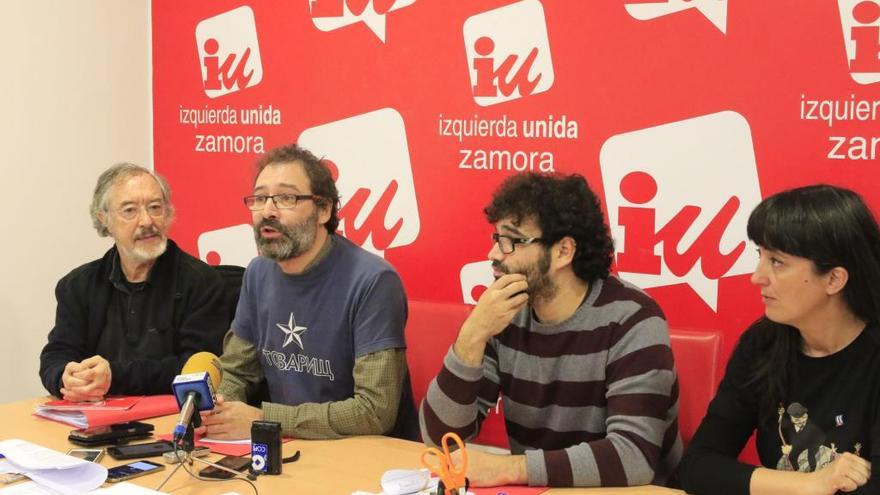 Miguel Ángel Viñas anuncia los resultados tras la votación.