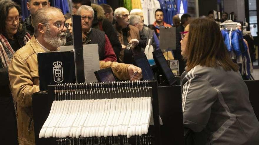 Aficionados del Oviedo haciendo cola ayer en la tienda de la calle Caveda para comprar entradas.